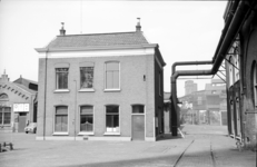 837306 Gezicht op het terrein van de gemeentelijke gasfabriek aan de Blauwkapelseweg te Utrecht.